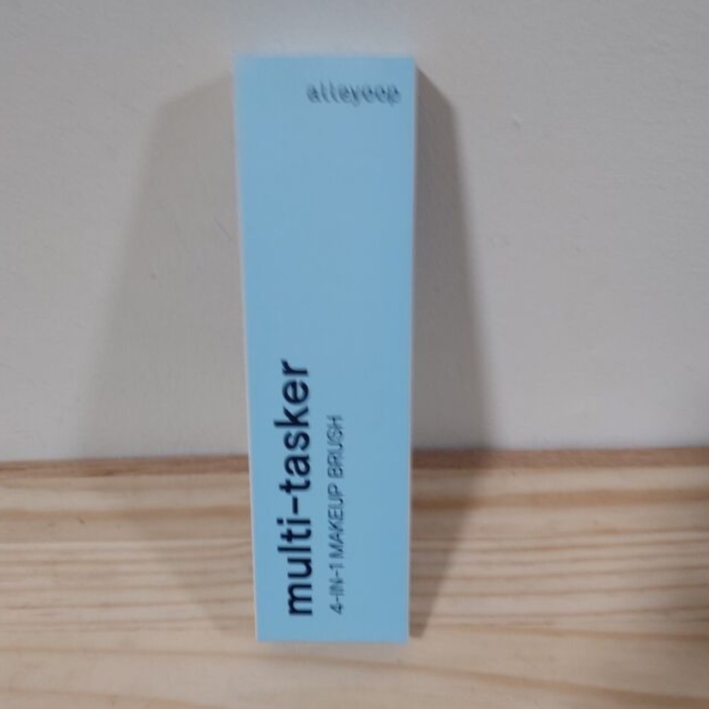 $3 Alleyoop multi tasker 4 in 1 Makeup Brush
